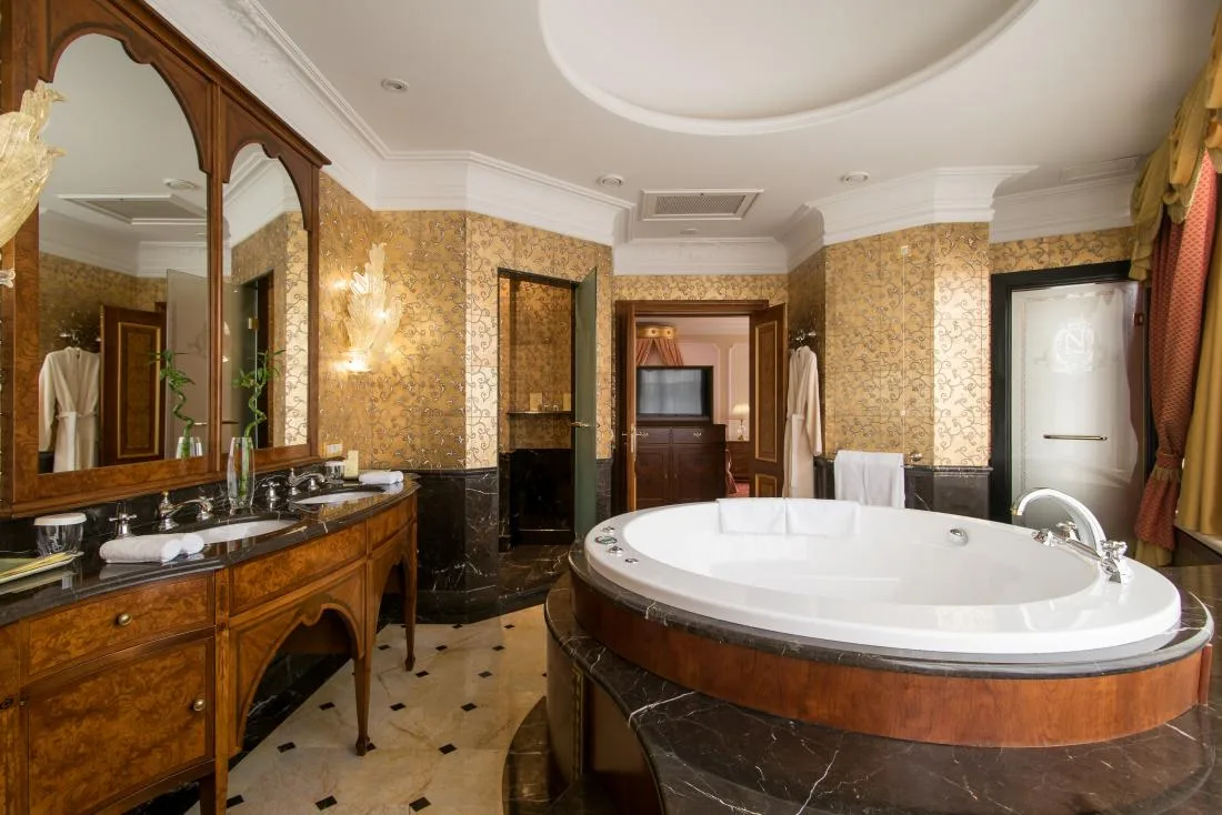 Nobil Hotel bathroom